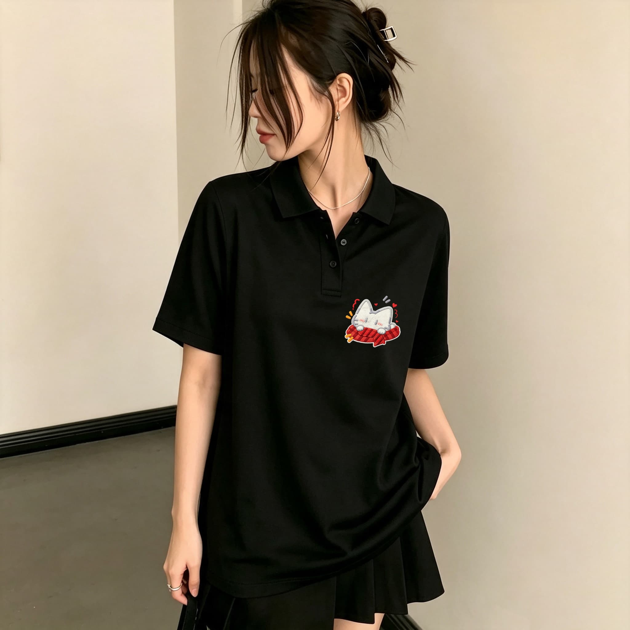 Embroidery On Black Shirt - Polo da donna nera con colletto