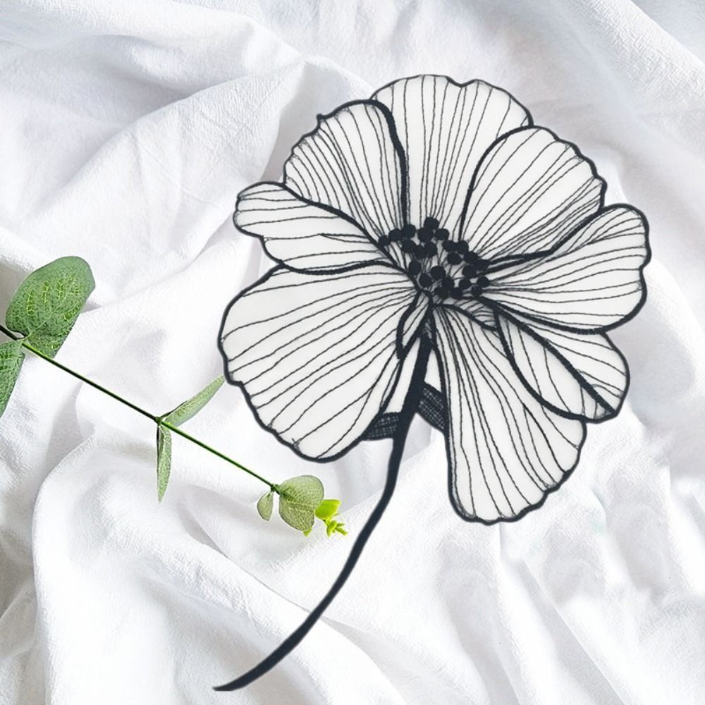 Applicazione Ricamata a Fiore  - Embroidery On Black Shirt recensione e prezzo