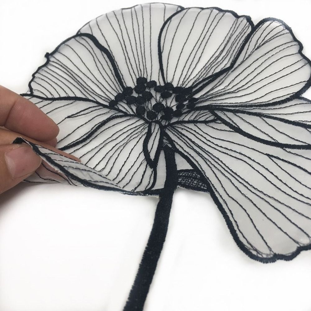 Applicazione Ricamata a Fiore  - Embroidery On Black Shirt recensione e prezzo
