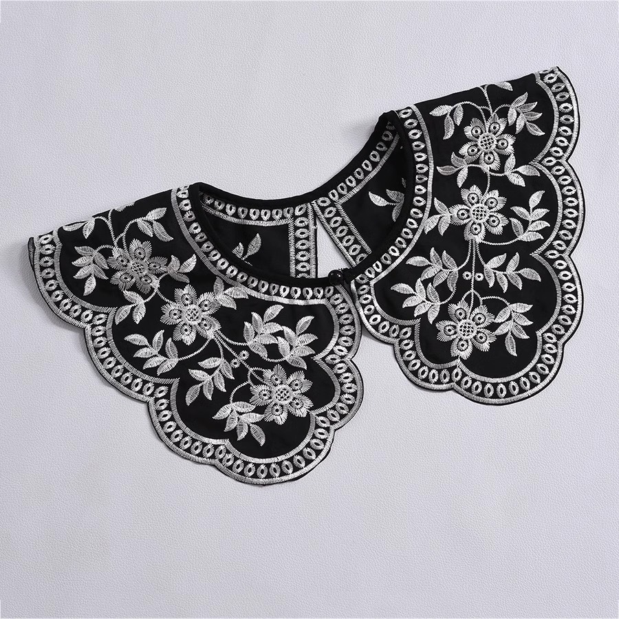 Nuovo Colletto Decorativo in S - Embroidery On Black Shirt recensione e prezzo